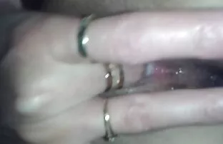 XXX ソロ滑り、黒牛masturbates中に電話で4 女 向け アダルト 動画