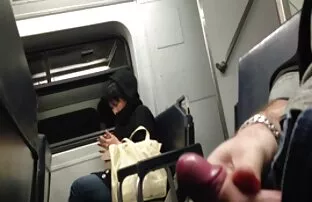 XXX 鶏の上に乗る 女性 が 見 たい エロ 動画